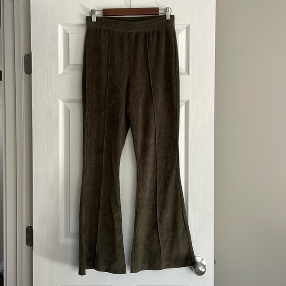 NWT Aerie Groove On Velour Flare Pants in Olive Green - Picture 4 of 6